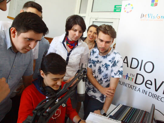 Radio DeVIS – primul radio comunitar online, unde elevii sunt jurnaliști